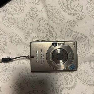 Canon PowerShot SD 100 Digital Camera